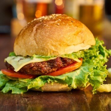 ¿Cómo darle mejor sabor a la carne de hamburguesas?