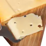 ¿Cómo se calienta el queso cheddar?