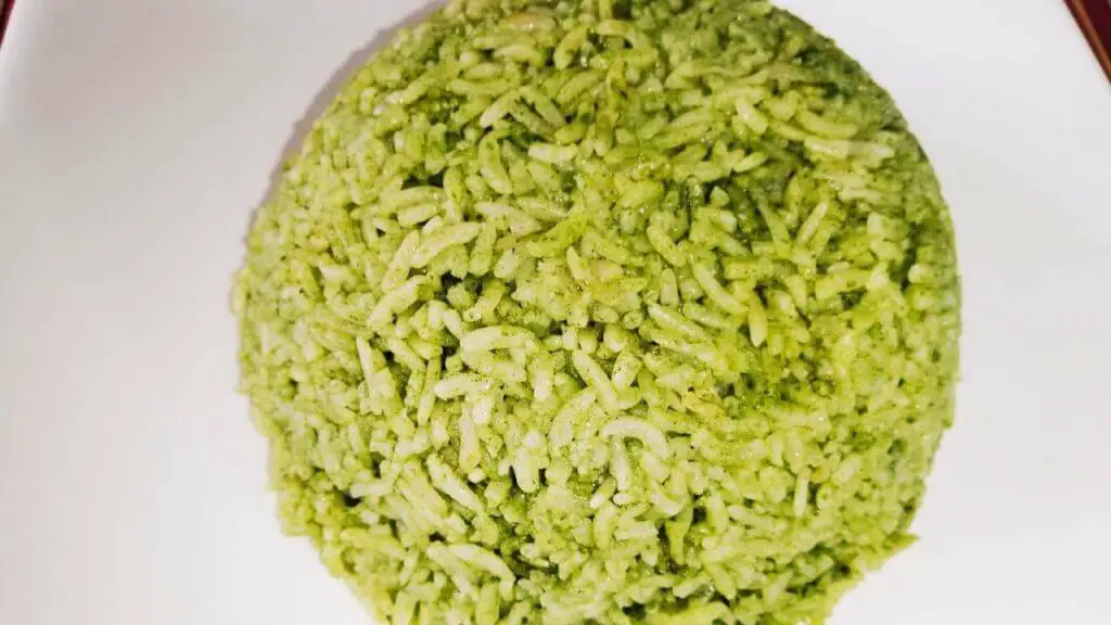Descubre el secreto del delicioso arroz verde con albahaca en casa
