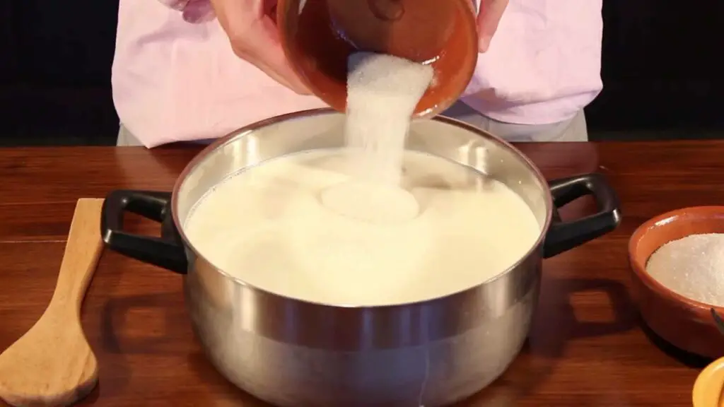 Descubre el delicioso sabor del dulce de leche blanco en solo un bocado