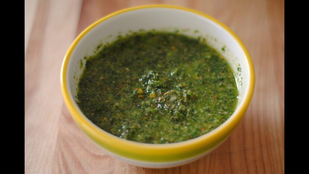 Prepara en casa un delicioso chimichurri verde con esta fácil receta