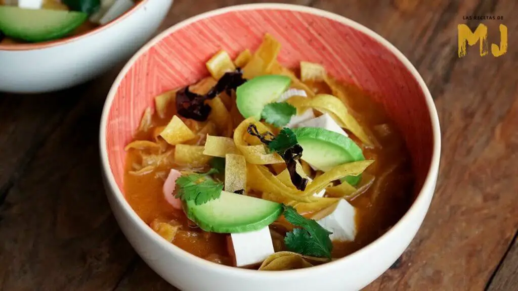 Deléitate con la auténtica sopa de tortilla mexicana en tu propia cocina