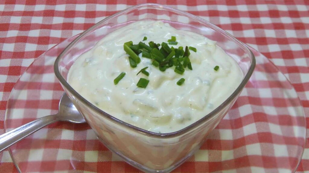 ¡Descubre cómo preparar una deliciosa crema de yogur griego en casa!