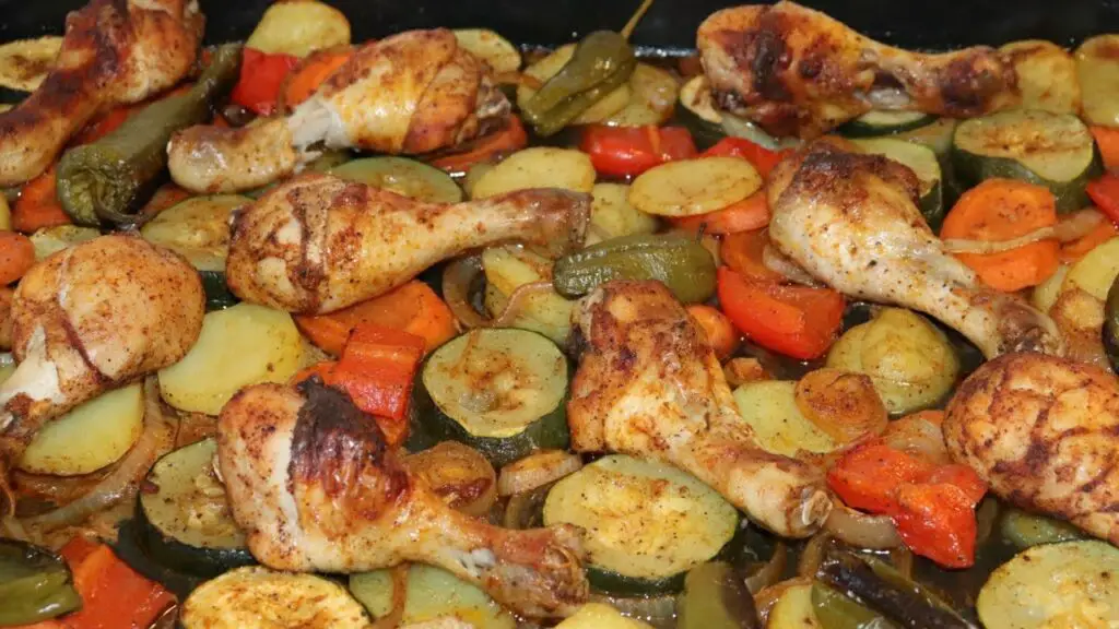 Delicioso y saludable: Pollo y verduras asadas juntas en una bandeja