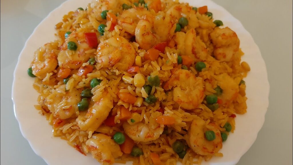 Prepara un delicioso arroz con camarones en minutos con esta receta fácil