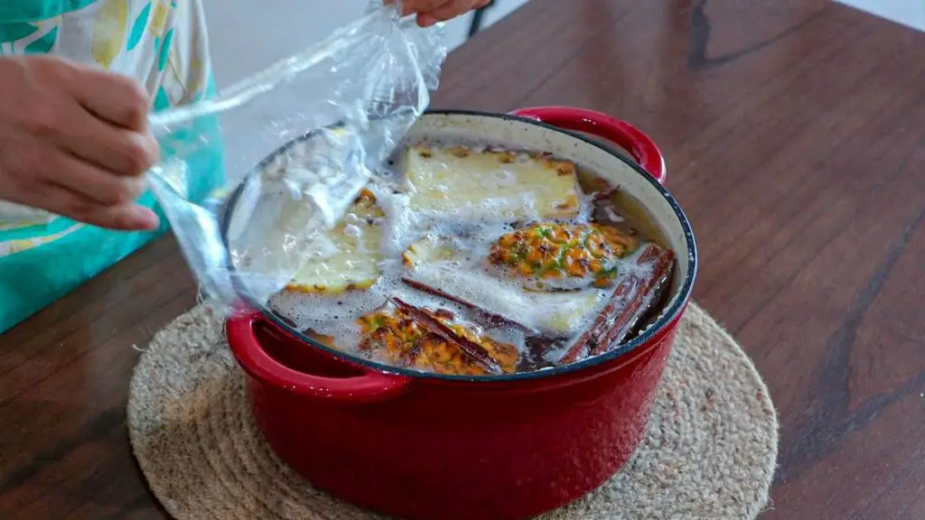 Descubre cómo preparar el delicioso tepache de piña en casa