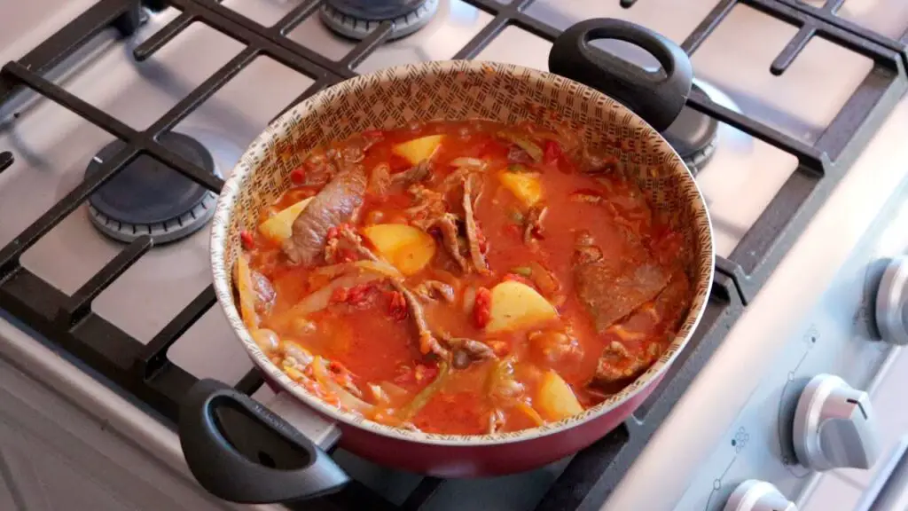 Disfruta de la mejor carne de res con papas en salsa de tomate casera