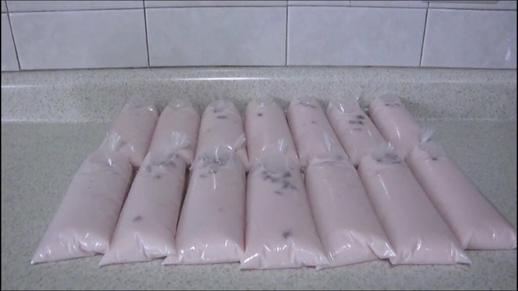Aprende cómo hacer bolsitas de yogur congelado en casa para disfrutar de helados saludables