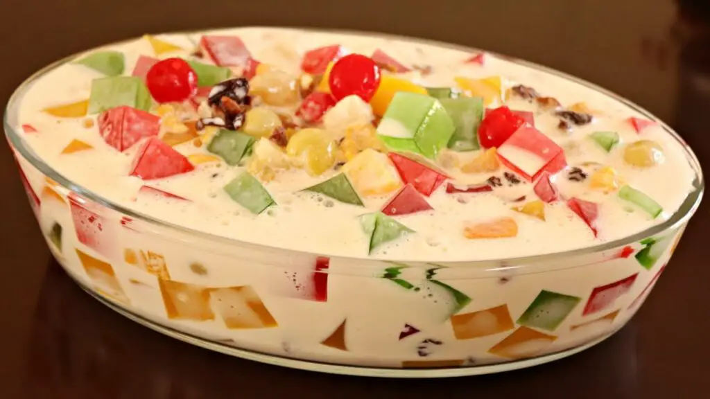Crea una ensalada única: mezcla gelatina y frutas