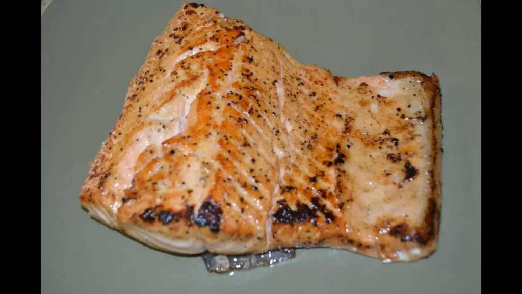Deléitate con un delicioso salmón frito: Aprende cómo prepararlo en casa