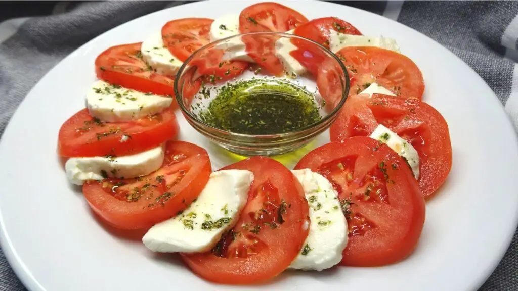 El irresistible sabor del tomate con mozzarella en tu mesa