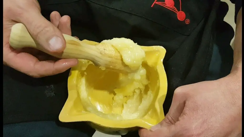 Aprende a hacer un delicioso alioli casero a mano en sólo minutos