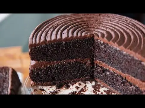 Deléitate con un exquisito pastel de chocolate relleno de chocolates