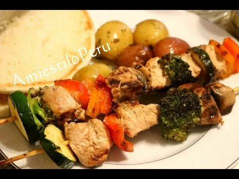 ¡Prueba la deliciosa fusión de anticuchos de pollo y verduras! ¡Explota tu paladar en cada bocado!