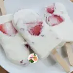 Deliciosas paletas de fresas con crema para refrescarte este verano