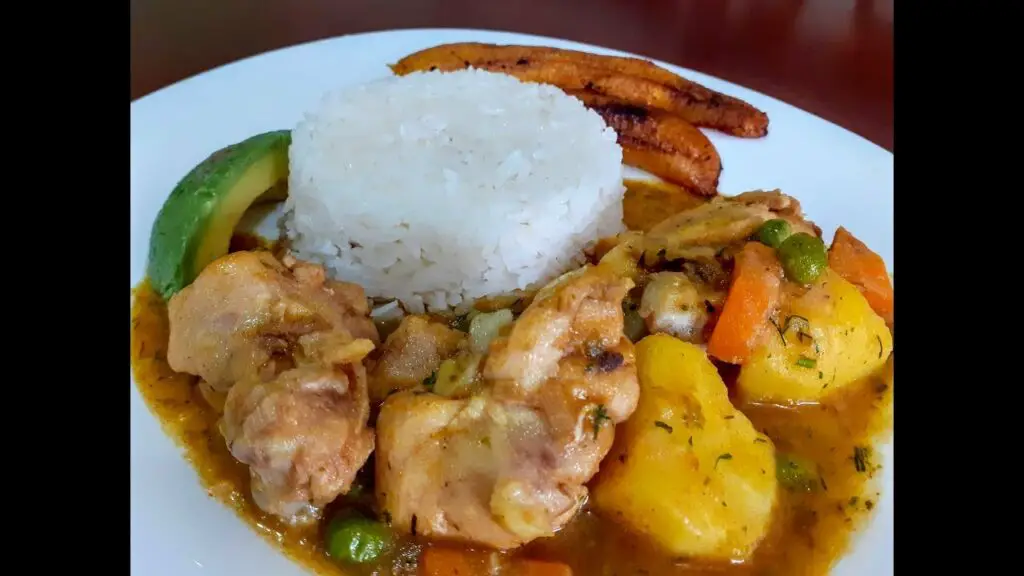 Deléitate con el auténtico sabor del estofado de pollo ecuatoriano