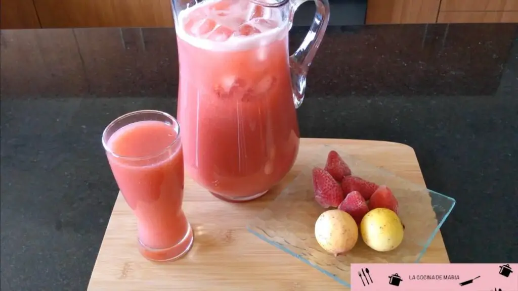 ¡Disfruta del refrescante sabor de agua de fresa con guayaba en casa!