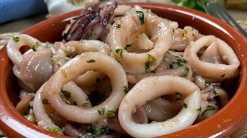¡Deléitate con la receta de calamares al ajillo más sencilla y sabrosa!