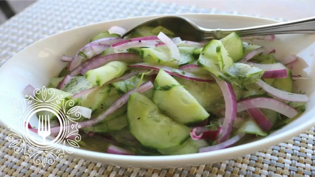 Ensalada fresca y saludable: ¡Aprende a hacer la deliciosa ensalada de pepino con cebolla en casa!