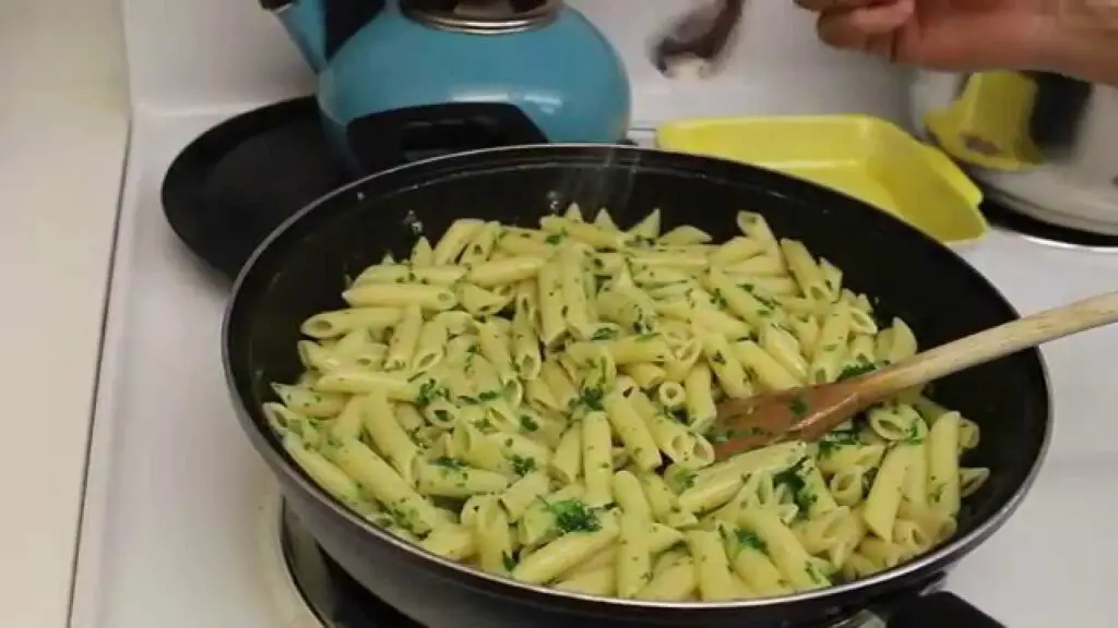 Descubre la receta de la pasta más sabrosa con perejil y cilantro en solo 30 minutos.