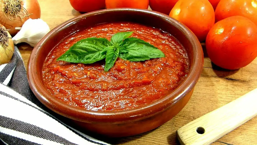 Prepara un delicioso tomate casero con esta fácil receta
