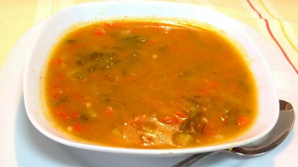 4 condimentos esenciales para dar sabor a tu sopa