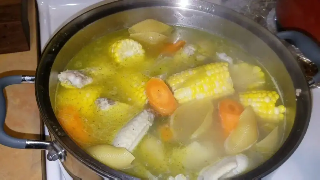 Descubre el delicioso sabor de la sopa de pollo hondureña en casa