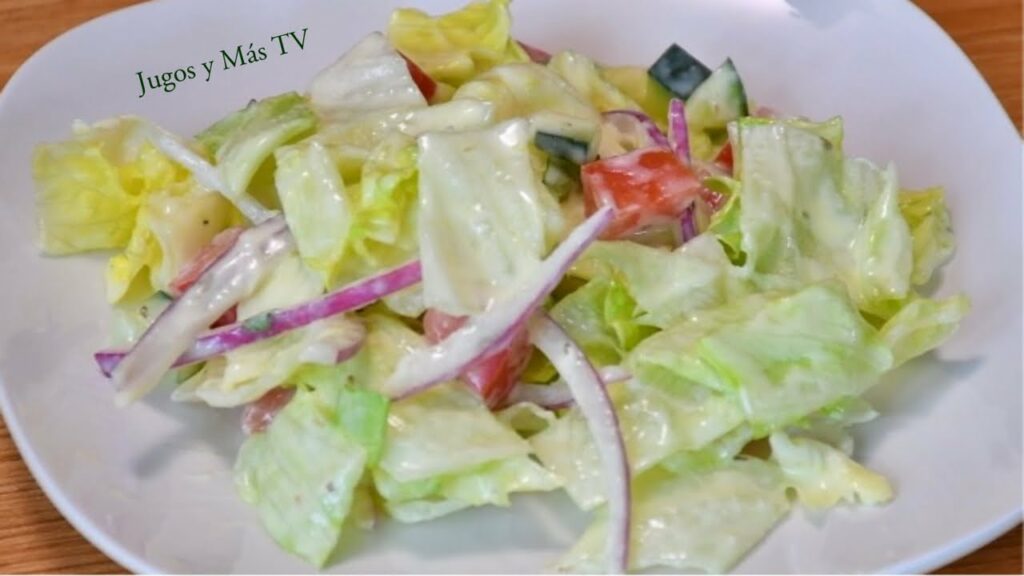 Refresca tus comidas con una deliciosa ensalada de lechuga y pepino