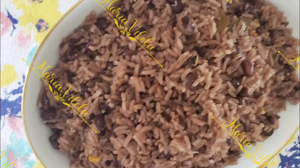 Descubre la deliciosa combinación de arroz con frijoles: ¿Cómo se llama?