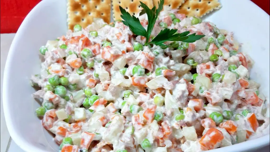 ¡Súmate a la tendencia saludable con una exquisita ensalada de atún con mayonesa y vegetales!