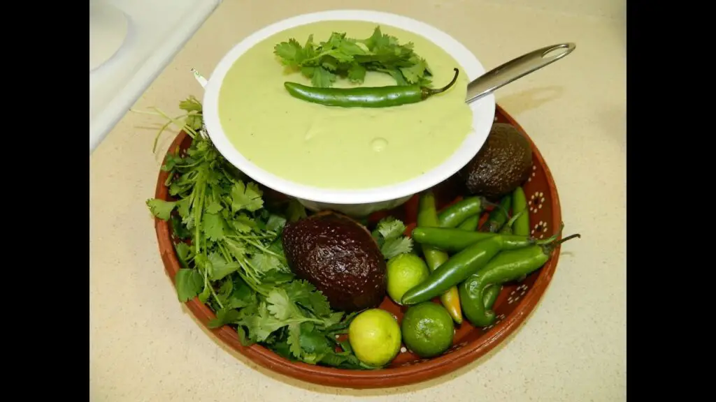 Descubre nuestra receta de Salsa Verde de Aguacate ¡Irresistible! #SalsaVerdeDeAguacate #RecetaSencilla #IngredientesFáciles